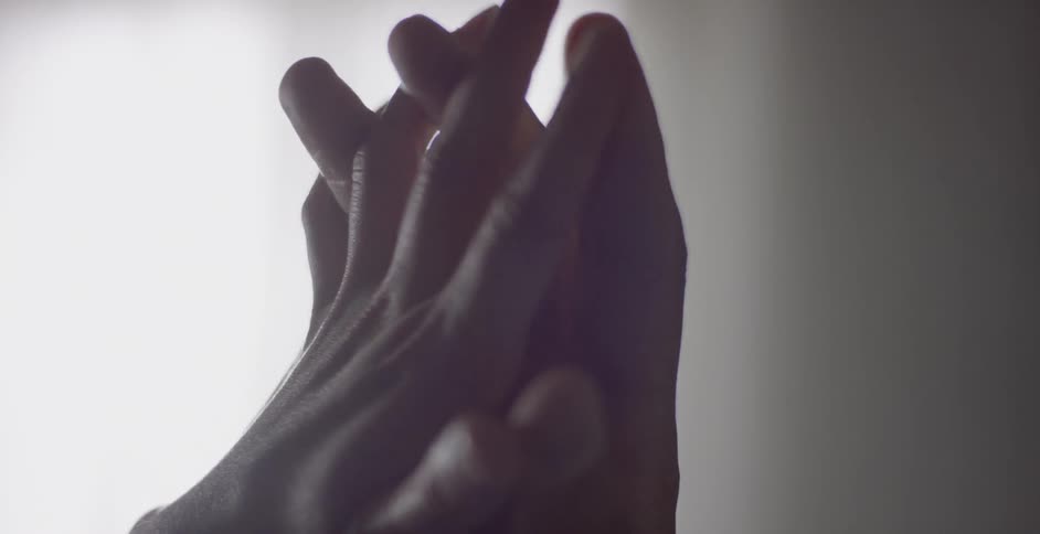 Two people are intertwining their fingers