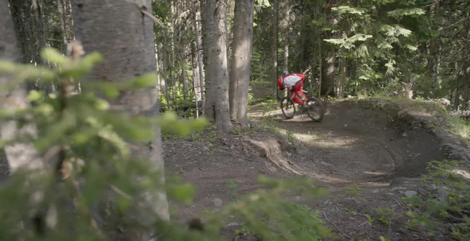 A person turns fast on his bike in the trail