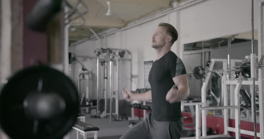 A man is jumping rope in the gym