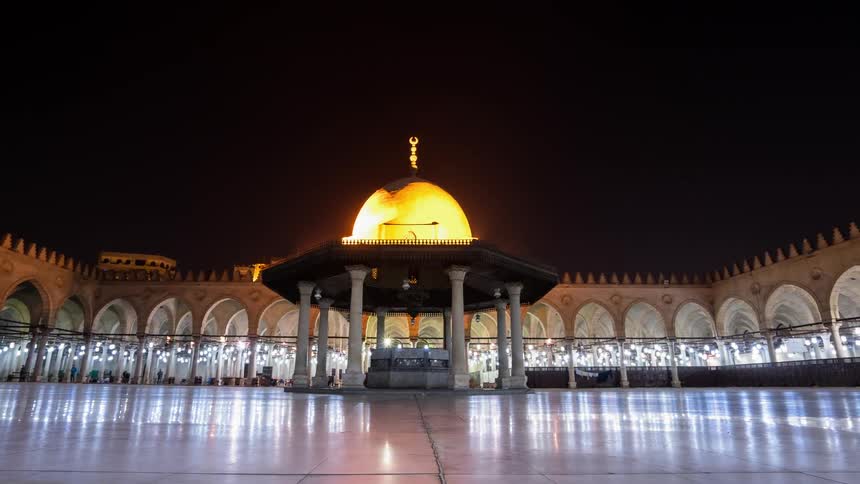 People are worshipping at and visiting the mosque of muhammad ali at night