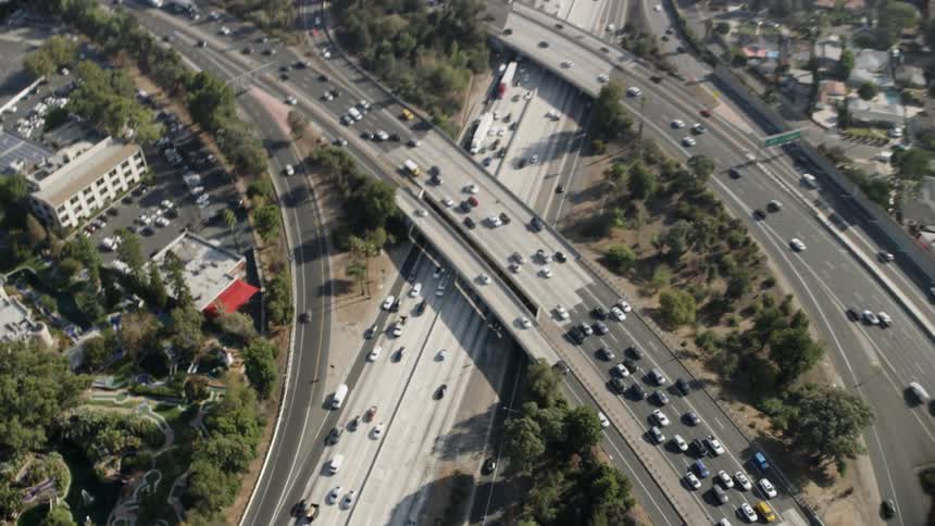 Highway going through a city with many vehicles traveling on it