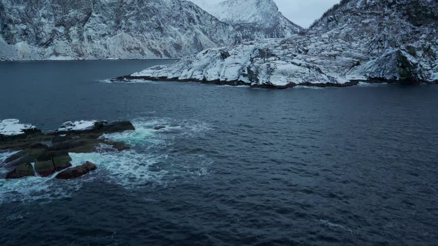 Choppy waves flow in the antarctic waters by the shore