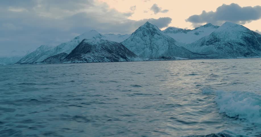 Choppy waves flow in the antarctic waters