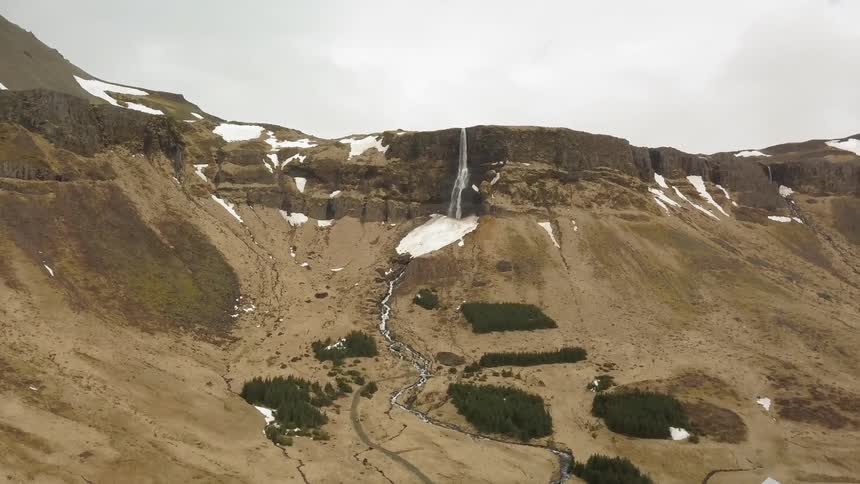 Water falls off the side of a cliff