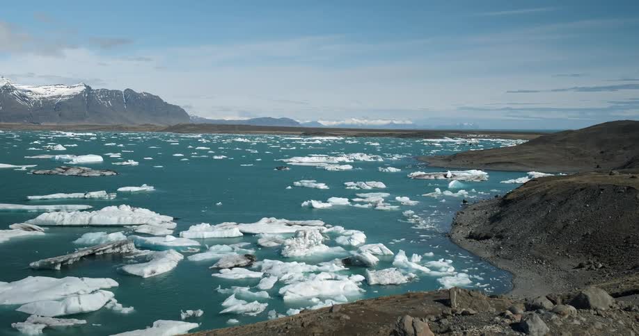 Ice drifts on the water by the shore