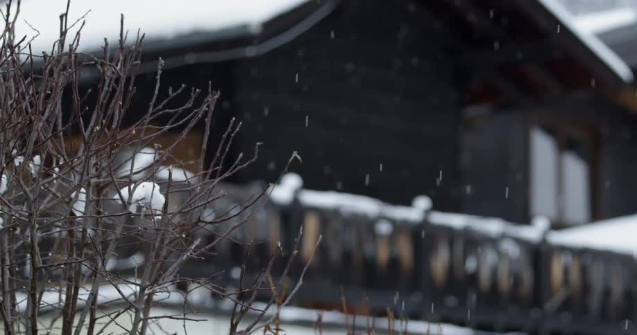 The snow slowly falls by the home