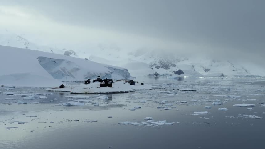 Glaciers and ice in the middle of a lake