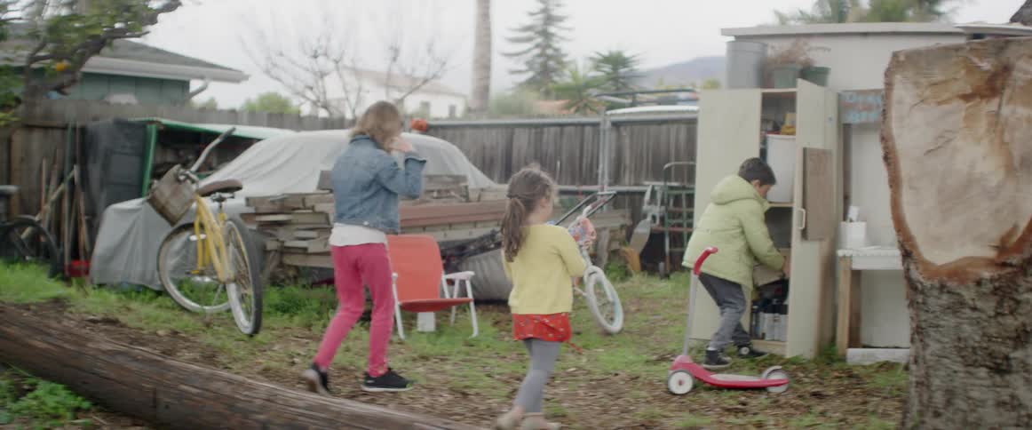 The children play together in the yard