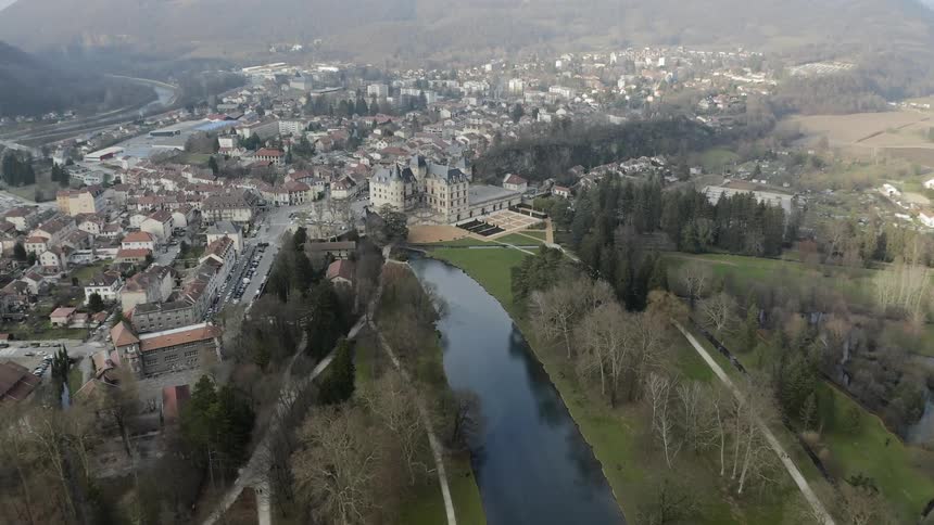 Roads and a river lead to a mansion and a city