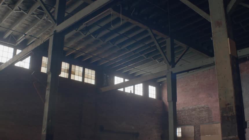 An abandoned warehouse is sitting empty in daylight