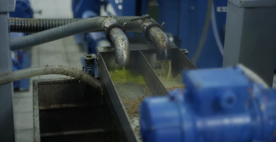 The hoses are pouring liquid into the shaking machine