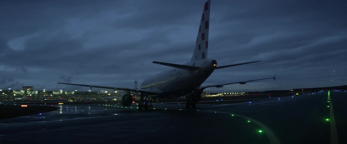 Airplane slowly turns around at night