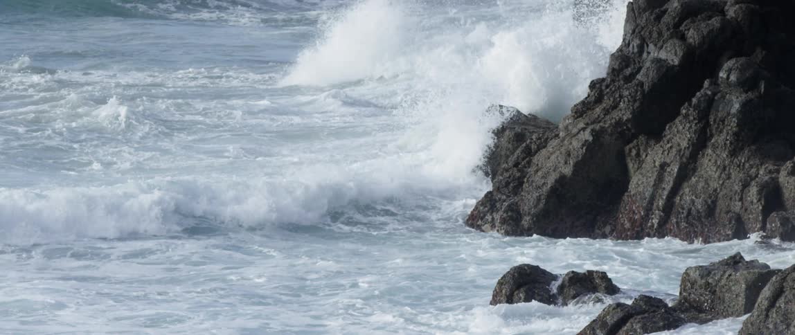 Waves are lopping in the sea