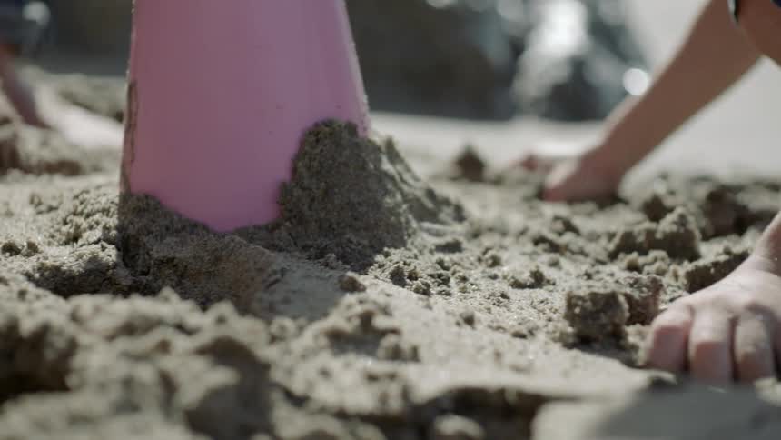 Children are playing in the snad