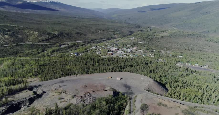 The town sits near a mountain range