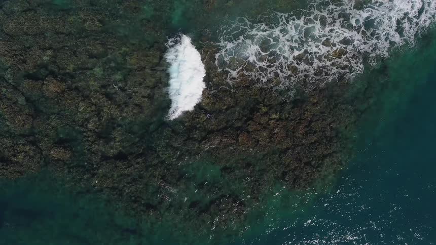 Ocean waves crash in the sea