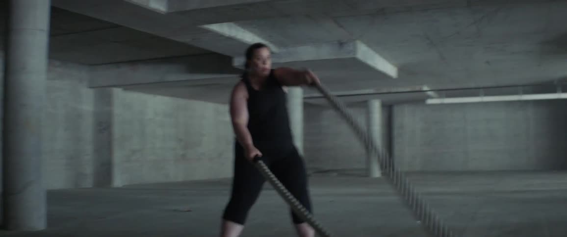 A woman is whipping ropes in the hall
