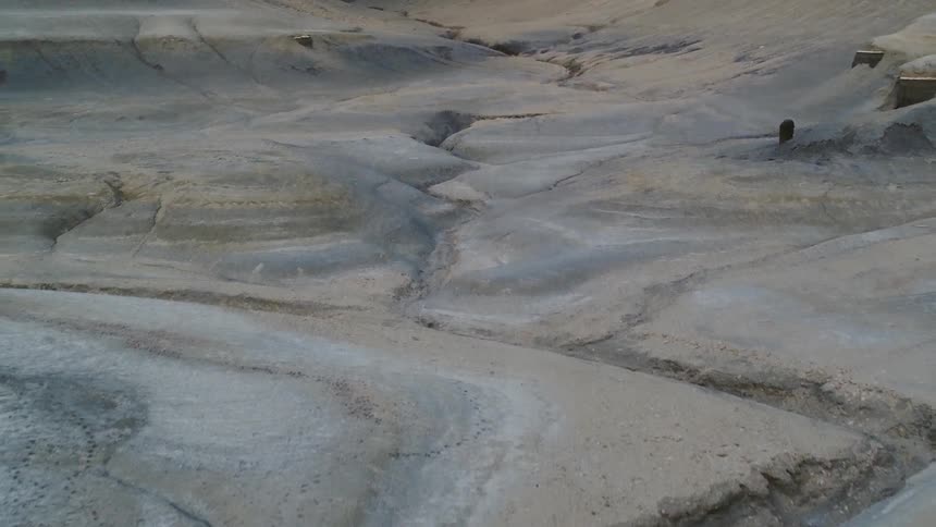 Striations and cracks on a stony and dry terrain