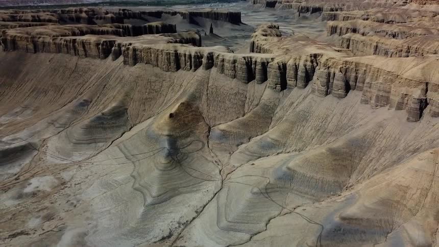 The tall mountains cover the area past the desert