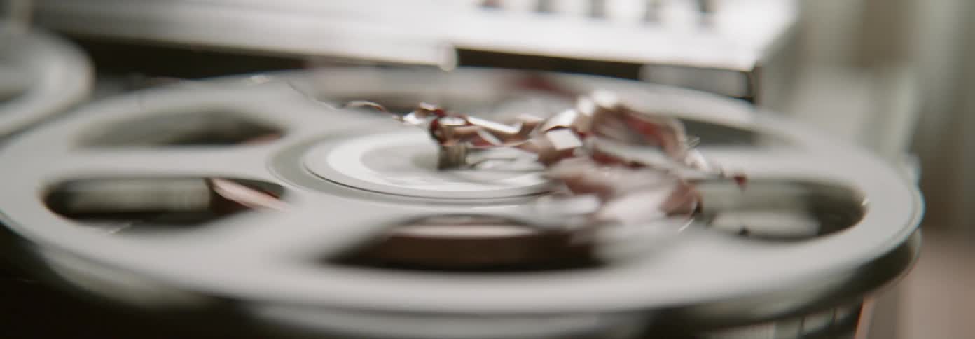 Tape from a spinning reel on a tap deck is getting tangled and loose