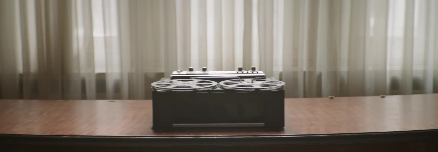 Audio player with reels spinning around