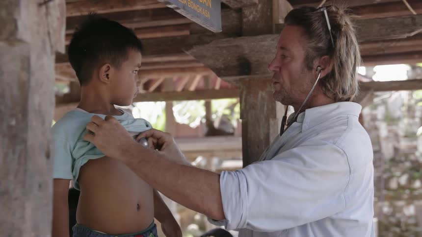 A doctor gives a child a checkup