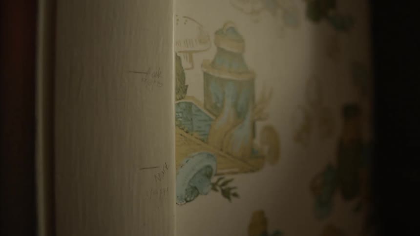 The light shines on the wallpaper briefly