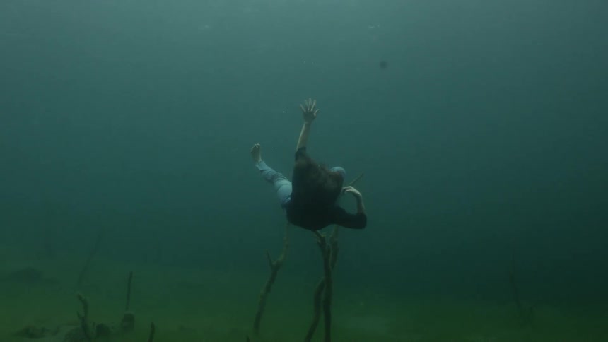 A woman drowns in deep water