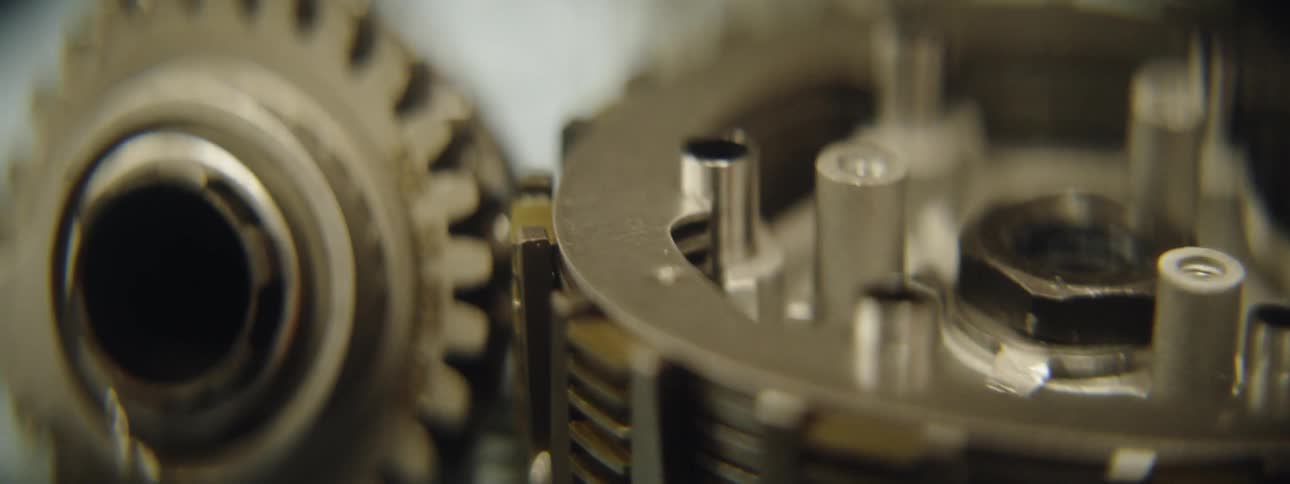 The machine has many spindles and wheels