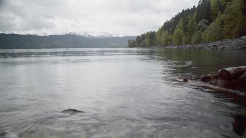Water ripples and flows in a lake on a cloudy day