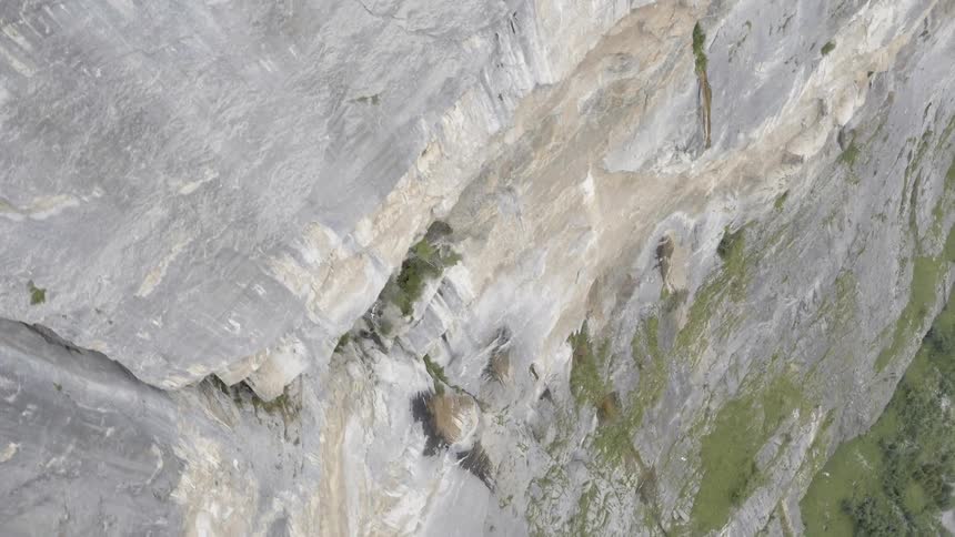 The tall cliff his flat and covered with green