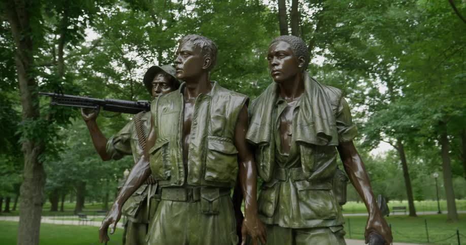 Sculpture of soldiers