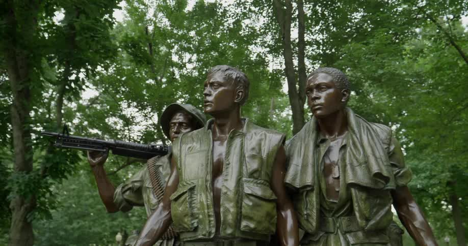 Sculpture of three soldiers