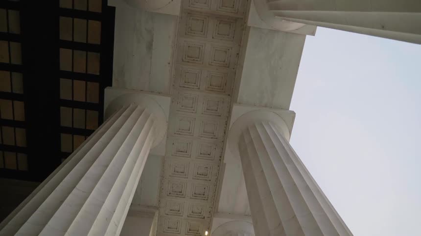 Pillars on the lincoln memorial building