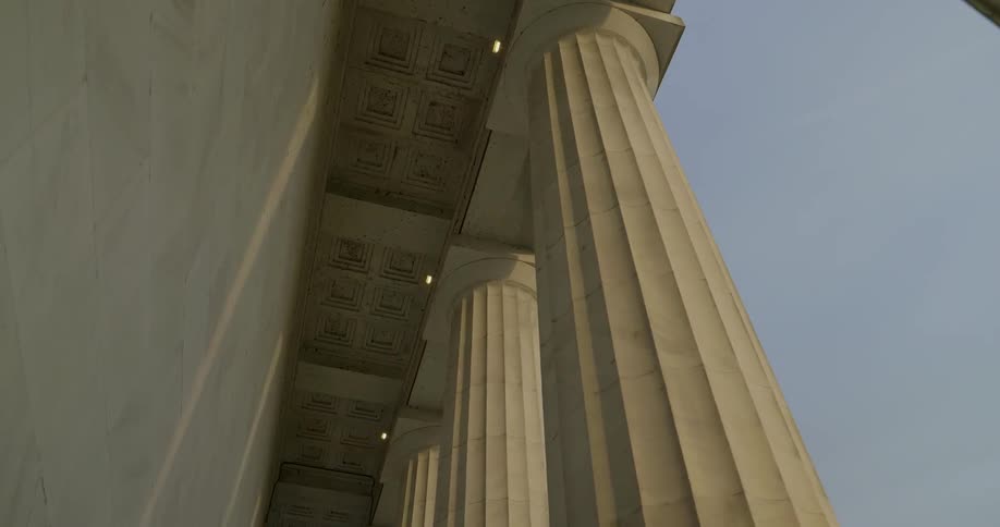 Pillars on the lincoln memorial building