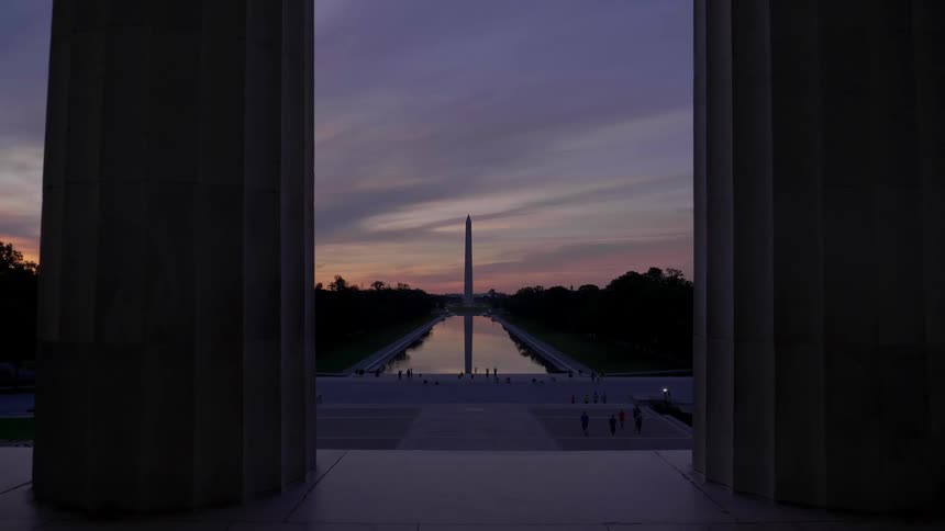 The washington monument is shown at dusk