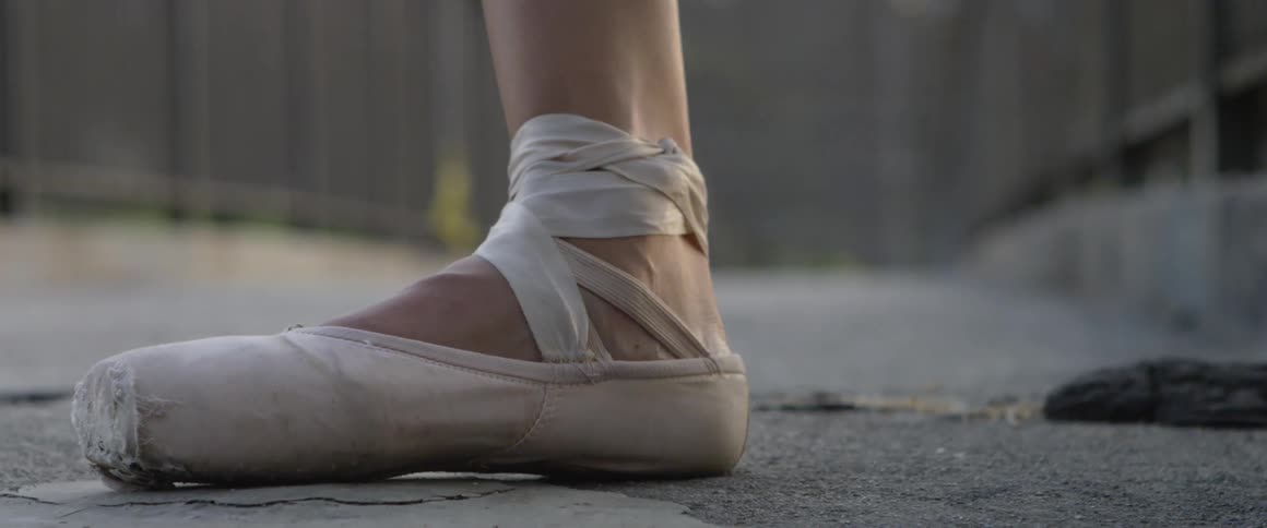 A ballerina dances en pointe