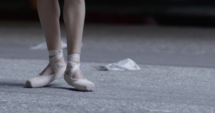 A ballerina dances en pointe