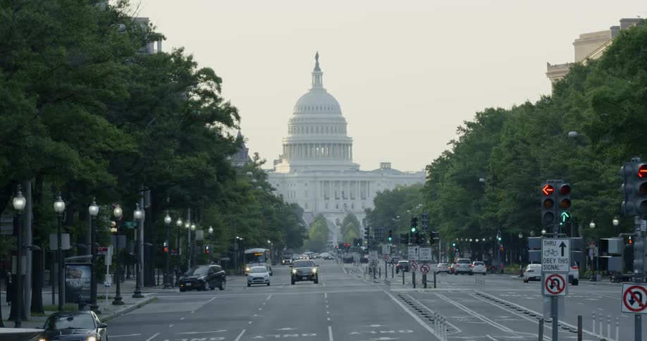 A view of the washington monument from the city street
