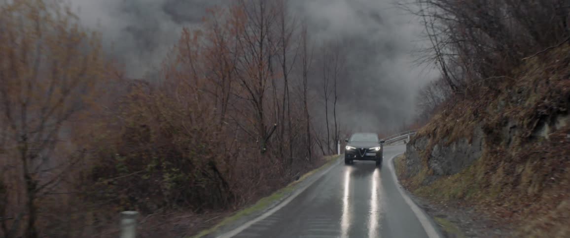 The car turns on the mountain road