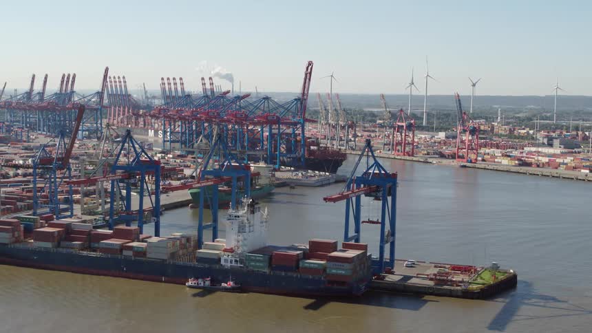 Ship harbor on a sunny day - Hamburg