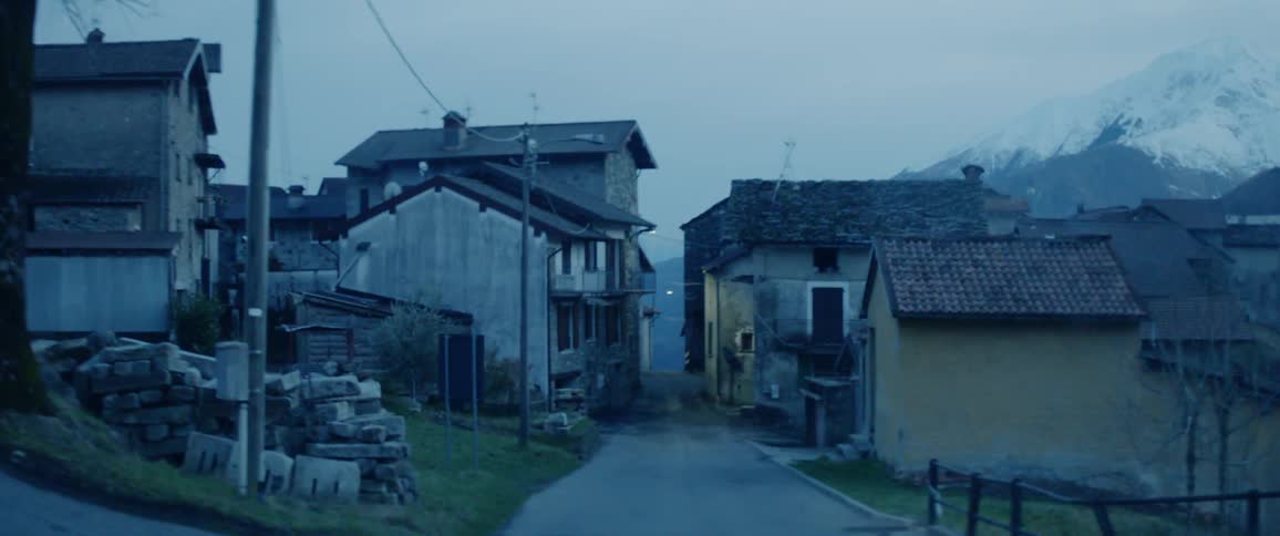 Alleyway in between several tumbledown houses
