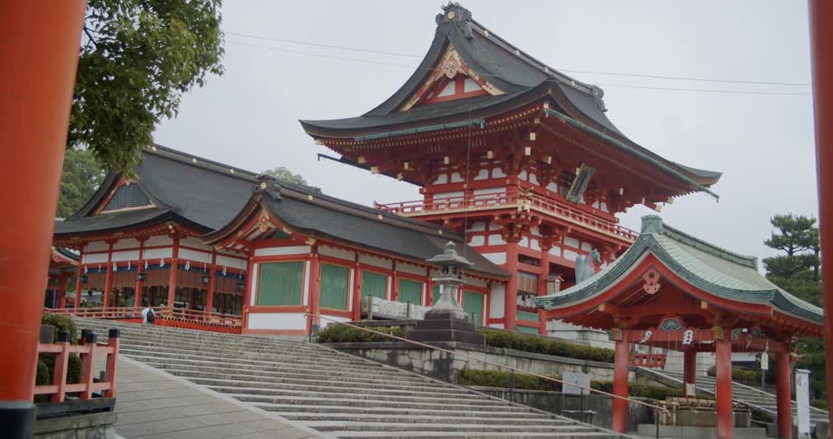 A building stands in an asian city