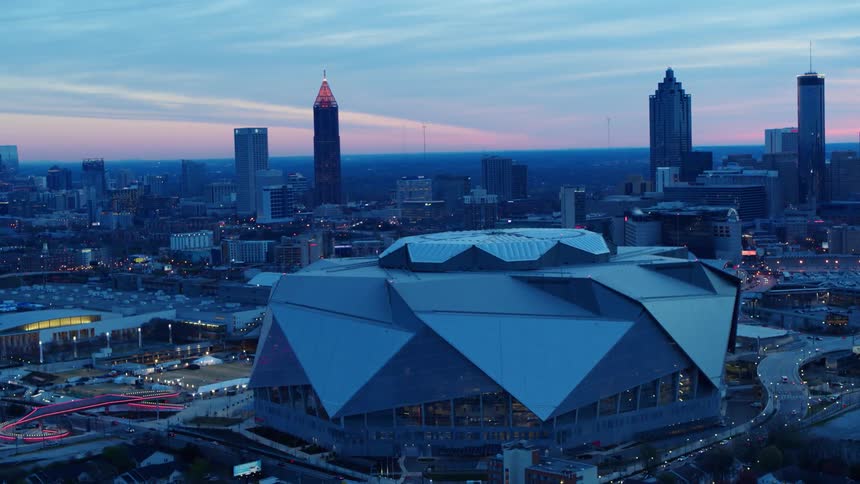A large building stands in a city at dusk