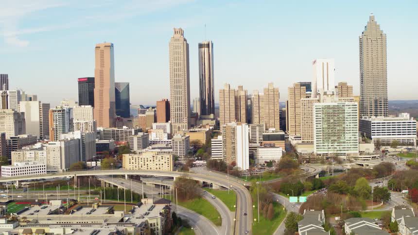 The winding roads go through the city