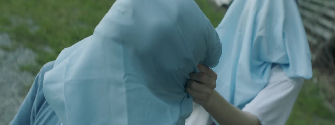 A person is suffocated with a bag on their head