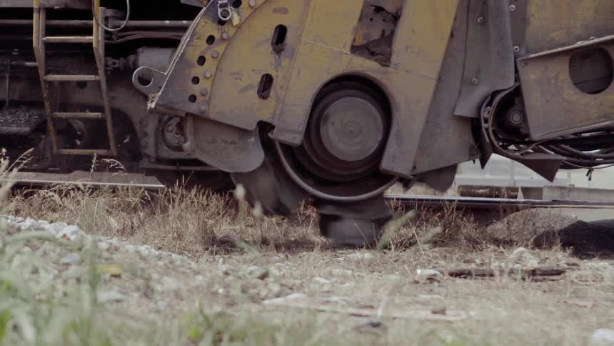 The construction machine cuts the dirt