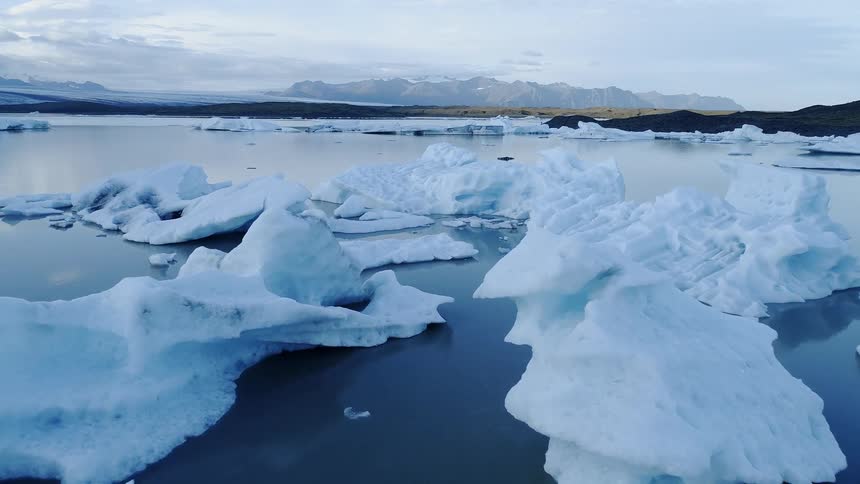 The large icebergs fill the lake