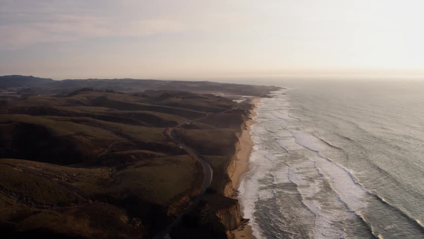 Many waves are hitting the beach
