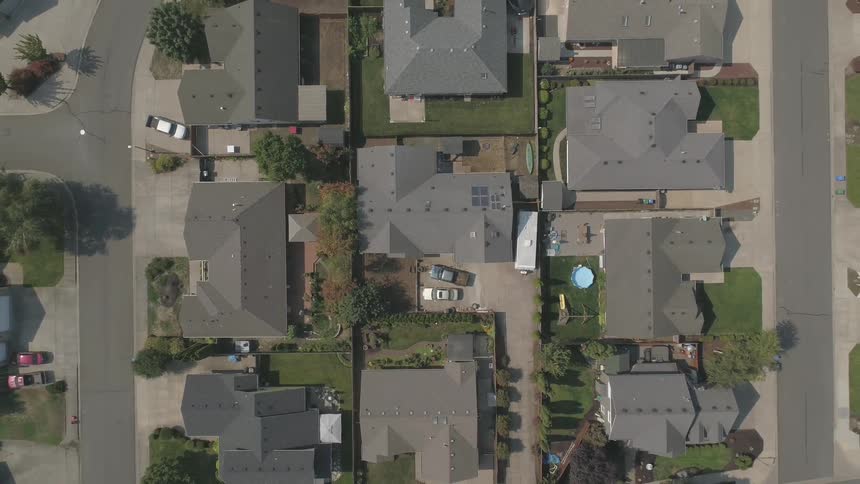 Various houses sit in the neighborhood